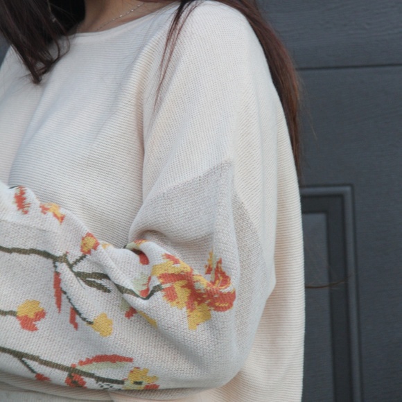 Asian Sizing- Floral Flounce Sleeve Sweater - Picture 3 of 8